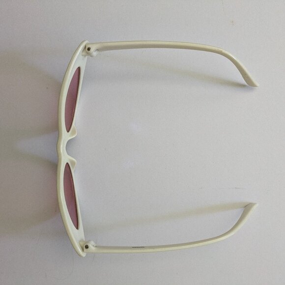 Quirky Vintage Cateye Sunglasses w Pink lenses Strawberries - Picture 2 of 9